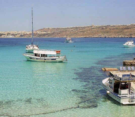 La Blue Lagoon di Comino, a Malta, con le acque turchesi tra le rocce calcaree