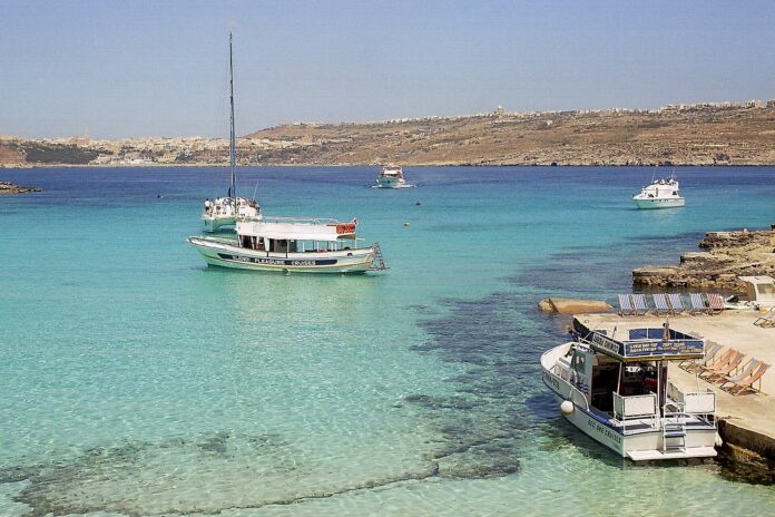 La Blue Lagoon di Comino, a Malta, con le acque turchesi tra le rocce calcaree