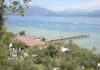 Spiagge del Garda aperte fino a fine ottobre: dove fare ancora il bagno Il Lido delle Bionde a Sirmione con il pontile sul lago