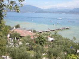 Il Lido delle Bionde a Sirmione con il pontile sul lago