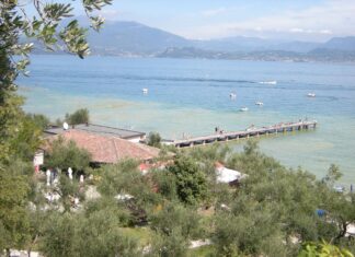Il Lido delle Bionde a Sirmione con il pontile sul lago