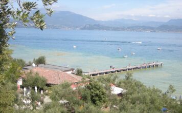 Il Lido delle Bionde a Sirmione con il pontile sul lago