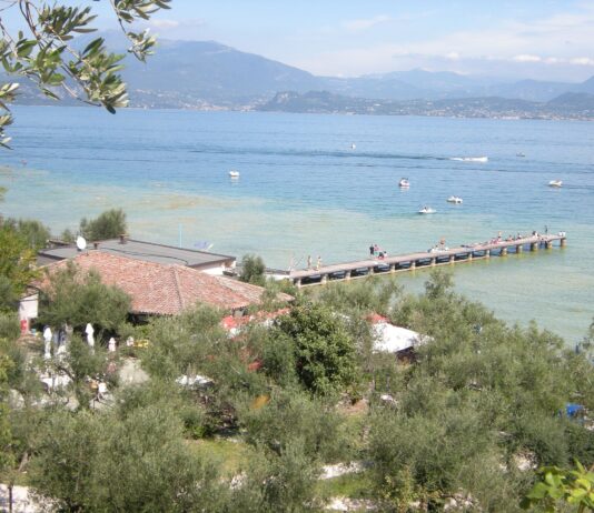 Il Lido delle Bionde a Sirmione con il pontile sul lago