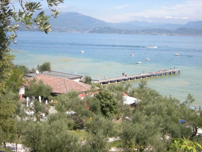 Il Lido delle Bionde a Sirmione con il pontile sul lago