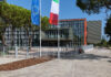 Sede comunale di Sirmione con bandiere italiana ed europea sul piazzale.