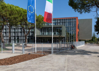 Centro Risorse Sociali di Sirmione riparte con attività per la terza età: movimento, benessere e cultura Sede comunale di Sirmione con bandiere italiana ed europea sul piazzale.