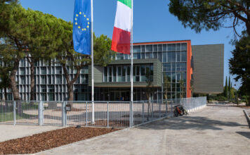 Sirmione approva Piano Diritto allo Studio 2026 con 1,7 milioni per 760 studenti Sede comunale di Sirmione con bandiere italiana ed europea sul piazzale.