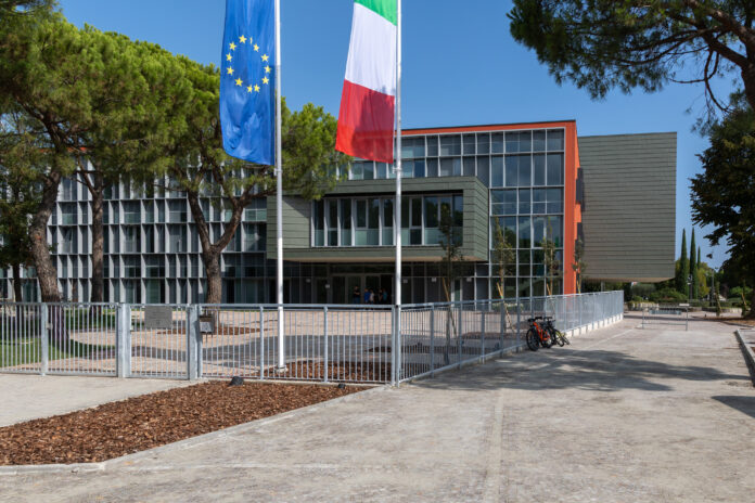Sede comunale di Sirmione con bandiere italiana ed europea sul piazzale.