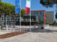 Sede comunale di Sirmione con bandiere italiana ed europea sul piazzale.