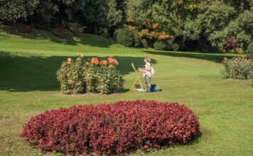 Un pittore al lavoro nel Parco Giardino Sigurtà durante Sabato d'Artista