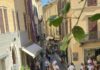 Pubblico e cuochi della Scuola Alberghiera tra le vie del centro storico di Salò durante Salò Golosa 2026