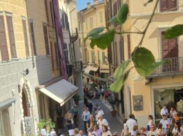Pubblico e cuochi della Scuola Alberghiera tra le vie del centro storico di Salò durante Salò Golosa 2026