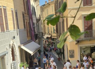 Pubblico e cuochi della Scuola Alberghiera tra le vie del centro storico di Salò durante Salò Golosa 2026