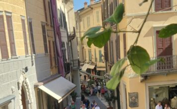 Pubblico e cuochi della Scuola Alberghiera tra le vie del centro storico di Salò durante Salò Golosa 2026