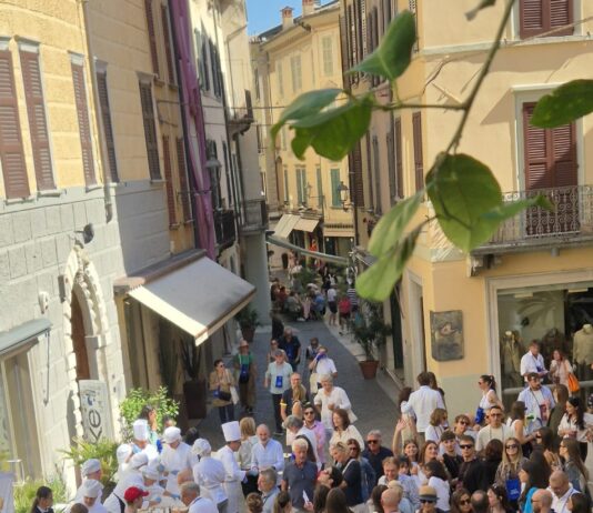 Pubblico e cuochi della Scuola Alberghiera tra le vie del centro storico di Salò durante Salò Golosa 2026