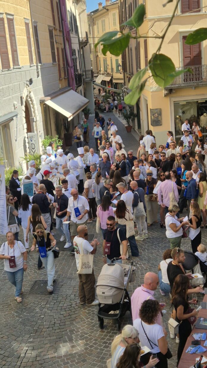 Pubblico e cuochi della Scuola Alberghiera tra le vie del centro storico di Salò durante Salò Golosa 2026