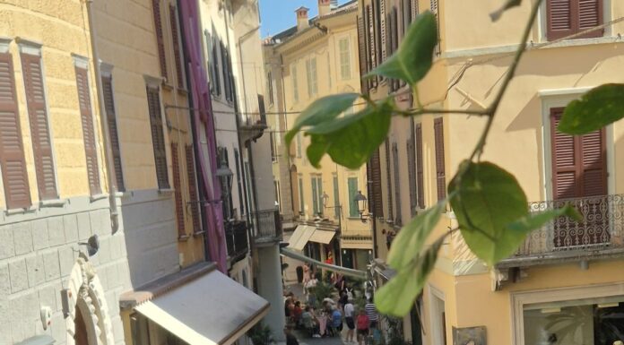 Pubblico e cuochi della Scuola Alberghiera tra le vie del centro storico di Salò durante Salò Golosa 2026