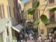 Pubblico e cuochi della Scuola Alberghiera tra le vie del centro storico di Salò durante Salò Golosa 2026