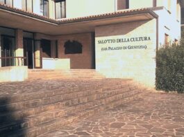 Ingresso del Salòtto della Cultura in via Marco Leonesio a Salò, sede della Biblioteca Civica e dell'Ateneo di Salò