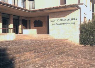 Ingresso del Salòtto della Cultura in via Marco Leonesio a Salò, sede della Biblioteca Civica e dell'Ateneo di Salò