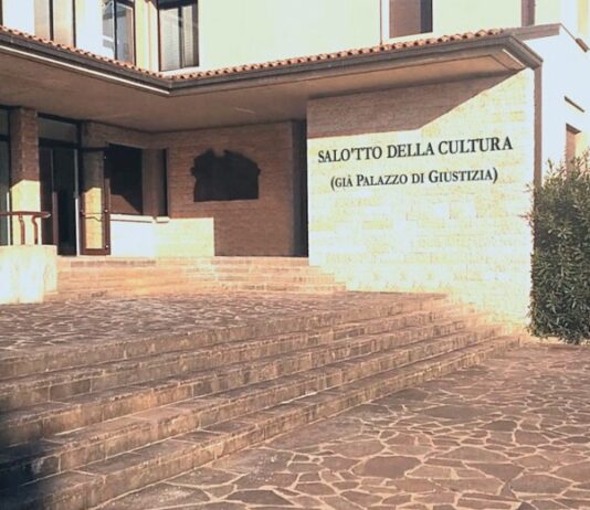 Ingresso del Salòtto della Cultura in via Marco Leonesio a Salò, sede della Biblioteca Civica e dell'Ateneo di Salò