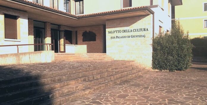 Ingresso del Salòtto della Cultura in via Marco Leonesio a Salò, sede della Biblioteca Civica e dell'Ateneo di Salò
