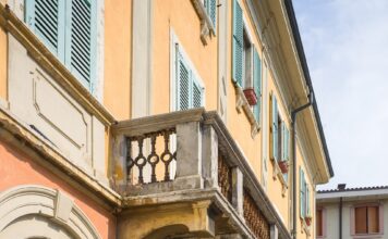 Facciata del Teatro Comunale di Salò in piazza San Bernardino