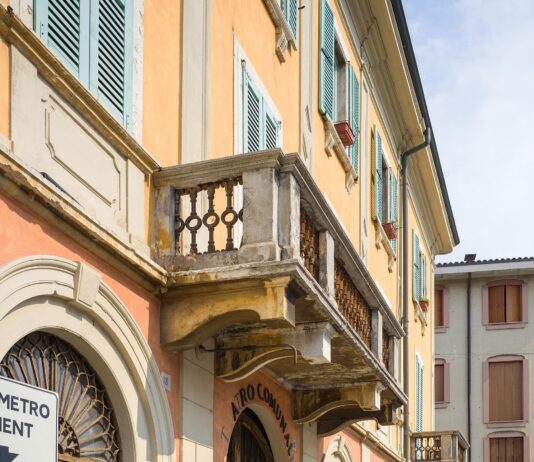 Facciata del Teatro Comunale di Salò in piazza San Bernardino