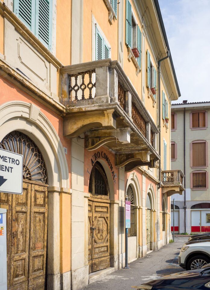 Facciata del Teatro Comunale di Salò in piazza San Bernardino