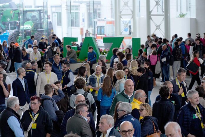 Affollamento di persone nel Centro Fiera di Montichiari durante la 98ª edizione