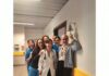 ASST Garda porta la Campanella del Sollievo nei Day Hospital di Desenzano, Manerbio e Gavardo Un gruppo di persone sorride in un corridoio di un ospedale mentre una donna in camice bianco tiene uno stetoscopio