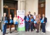 Un gruppo di persone tiene cioccolatini davanti al palazzo della Presidenza della Provincia di Brescia