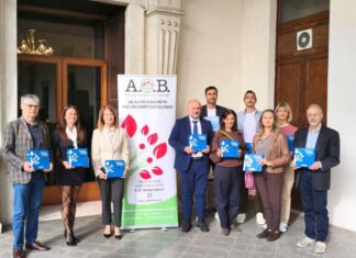 Dolci Pensieri 2026 a Brescia e provincia: cioccolatini solidali per la ricerca oncologica Un gruppo di persone tiene cioccolatini davanti al palazzo della Presidenza della Provincia di Brescia