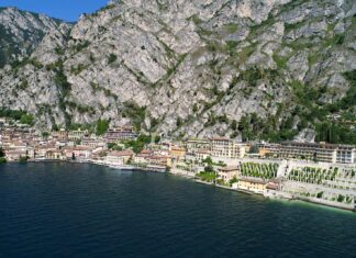 Accadde sul Garda, 10 ottobre 1881: muore a Khartoum Daniele Comboni, il santo nato a Limone Veduta aerea di Limone sul Garda con le montagne alle spalle