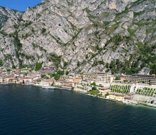 Veduta aerea di Limone sul Garda con le montagne alle spalle