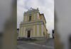 Facciata barocca della chiesa di San Martino a Moniga del Garda con la scalinata d'ingresso