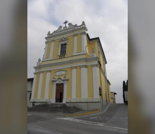 Facciata barocca della chiesa di San Martino a Moniga del Garda con la scalinata d'ingresso