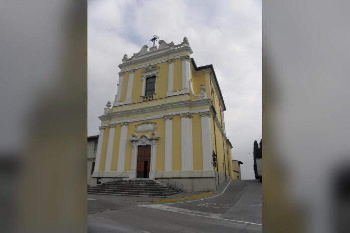 Facciata barocca della chiesa di San Martino a Moniga del Garda con la scalinata d'ingresso