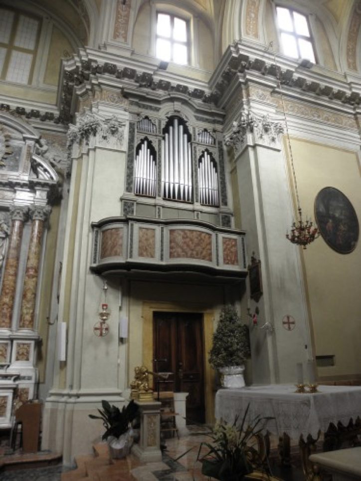 Il presbiterio della chiesa di San Martino a Moniga del Garda con l'altare e uno degli organi