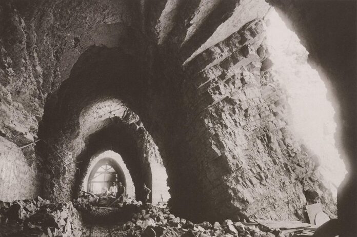 Una galleria della Gardesana occidentale durante i lavori di costruzione