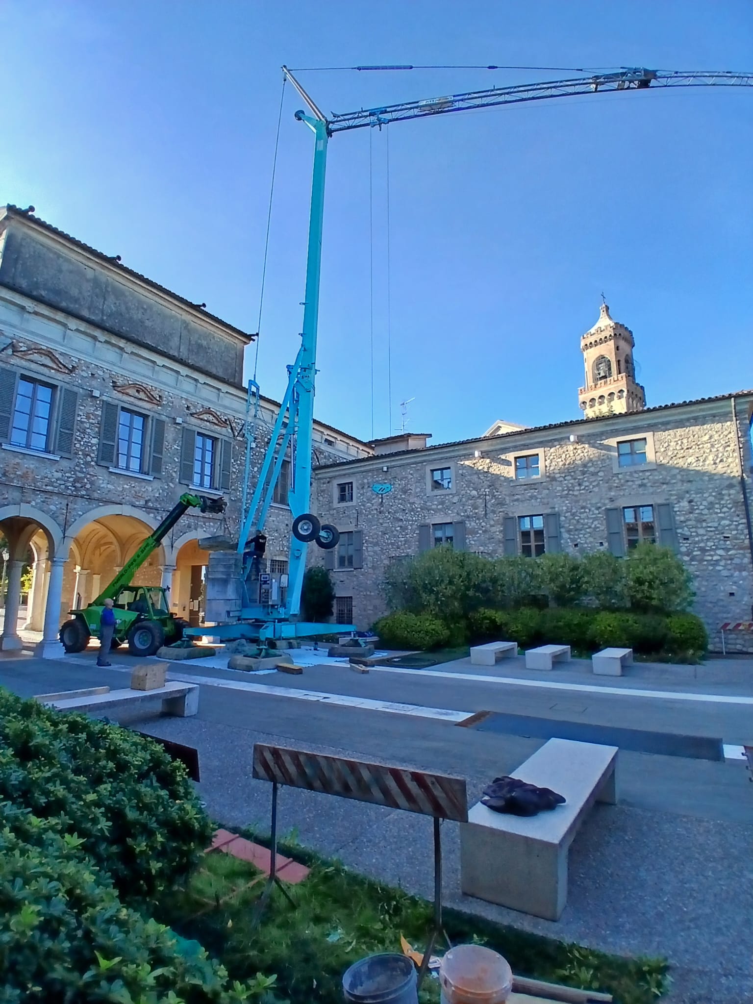 Al via i lavori a Palazzo Barbieri, sede del Comune di Padenghe sul Garda 2 Opera su struttura in pietra con impalcato metallico e persona in tuta gialla presso Palazzo Barbieri