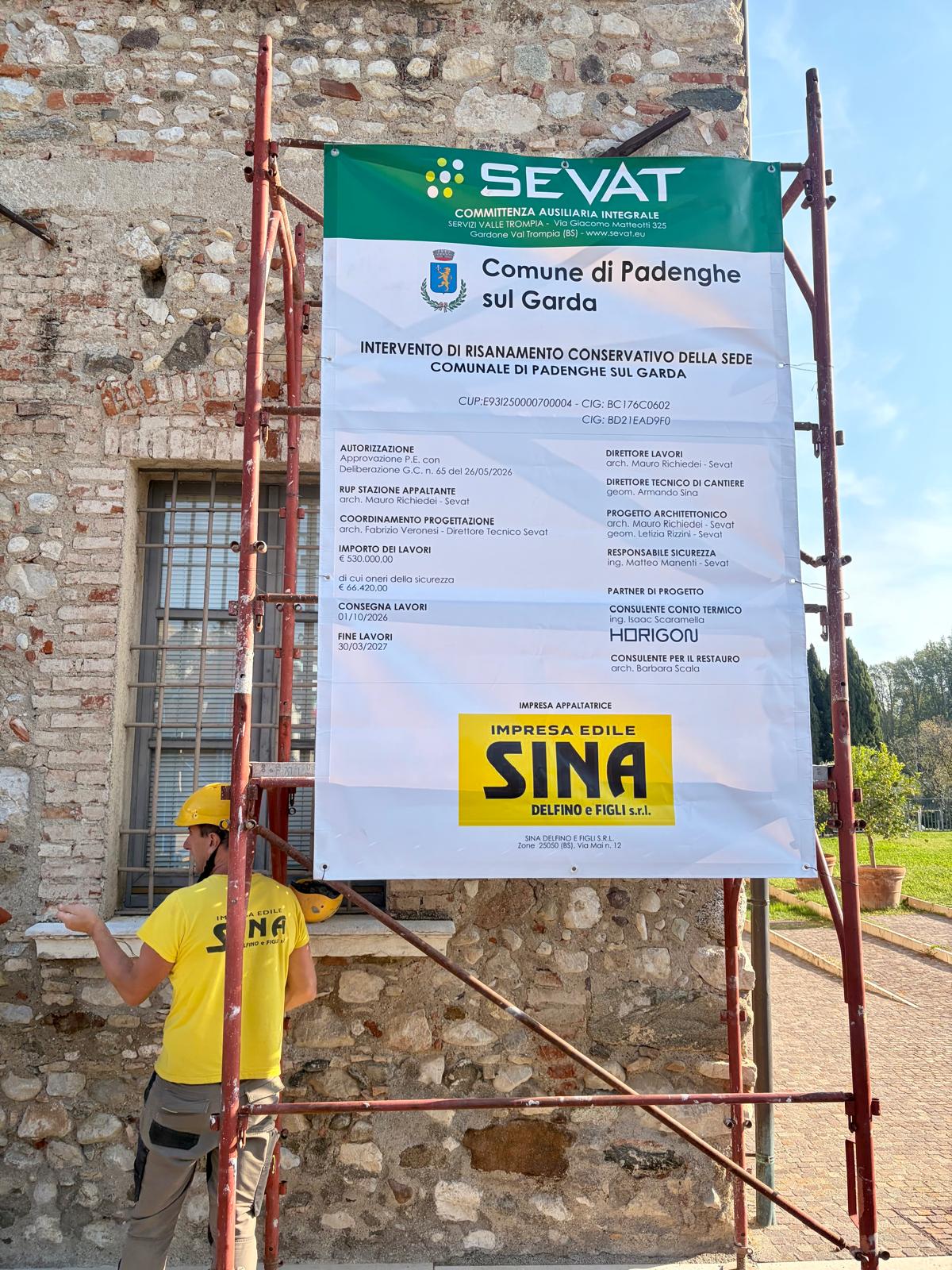 Al via i lavori a Palazzo Barbieri, sede del Comune di Padenghe sul Garda 1 Opera su struttura in pietra con impalcato metallico e persona in tuta gialla