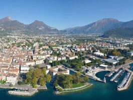 Riva del Garda vista dall'alto, con il centro storico, il porto e il lago