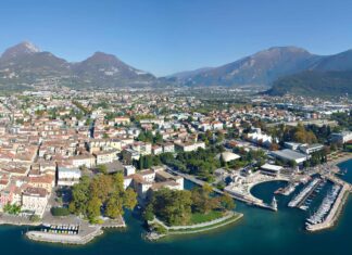 Alle terme romane di Riva del Garda un QRcode apre il sito sull’antica Ripa Riva del Garda vista dall'alto, con il centro storico, il porto e il lago