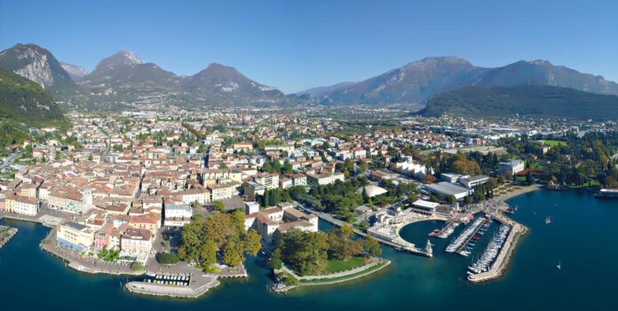Riva del Garda vista dall'alto, con il centro storico, il porto e il lago