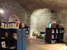 Biblioteca Nago-Torbole riapre martedì 20 ottobre al Forte di Nago Ambiente interno con scaffali e sedie in una stanza sotterranea al Forte di Nago