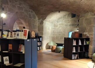 Ambiente interno con scaffali e sedie in una stanza sotterranea al Forte di Nago