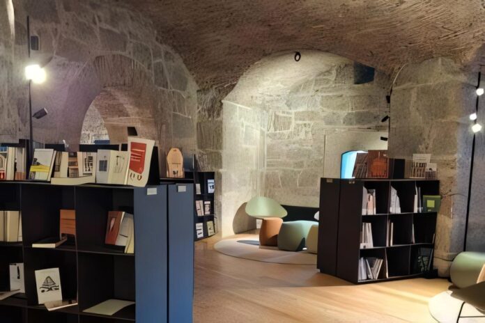 Ambiente interno con scaffali e sedie in una stanza sotterranea al Forte di Nago Ambiente interno con scaffali e sedie in una stanza sotterranea al Forte di Nago