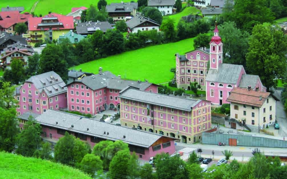 Passaggio in Valle Aurina: il viaggio fino a Cadipietra 1 Le case rosa di Cadipietra, nel cuore della Valle Aurina