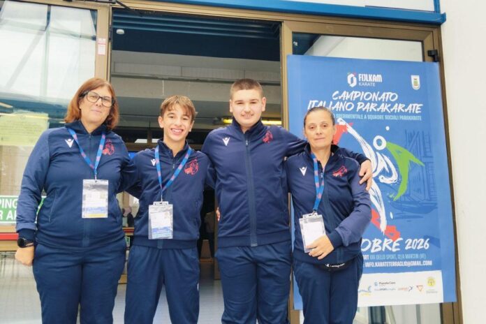 Atleti del Garda Karate Team davanti al pannello del Campionato Italiano Parakarate al Palasport di Marcon